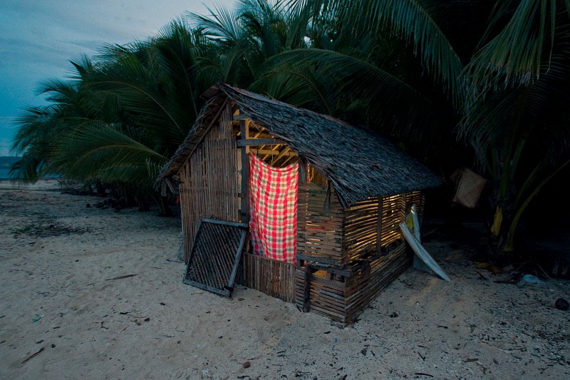 100848IMG_0623_pn.jpg - Not sure what this little house on the beach was used for, but I liked the light.